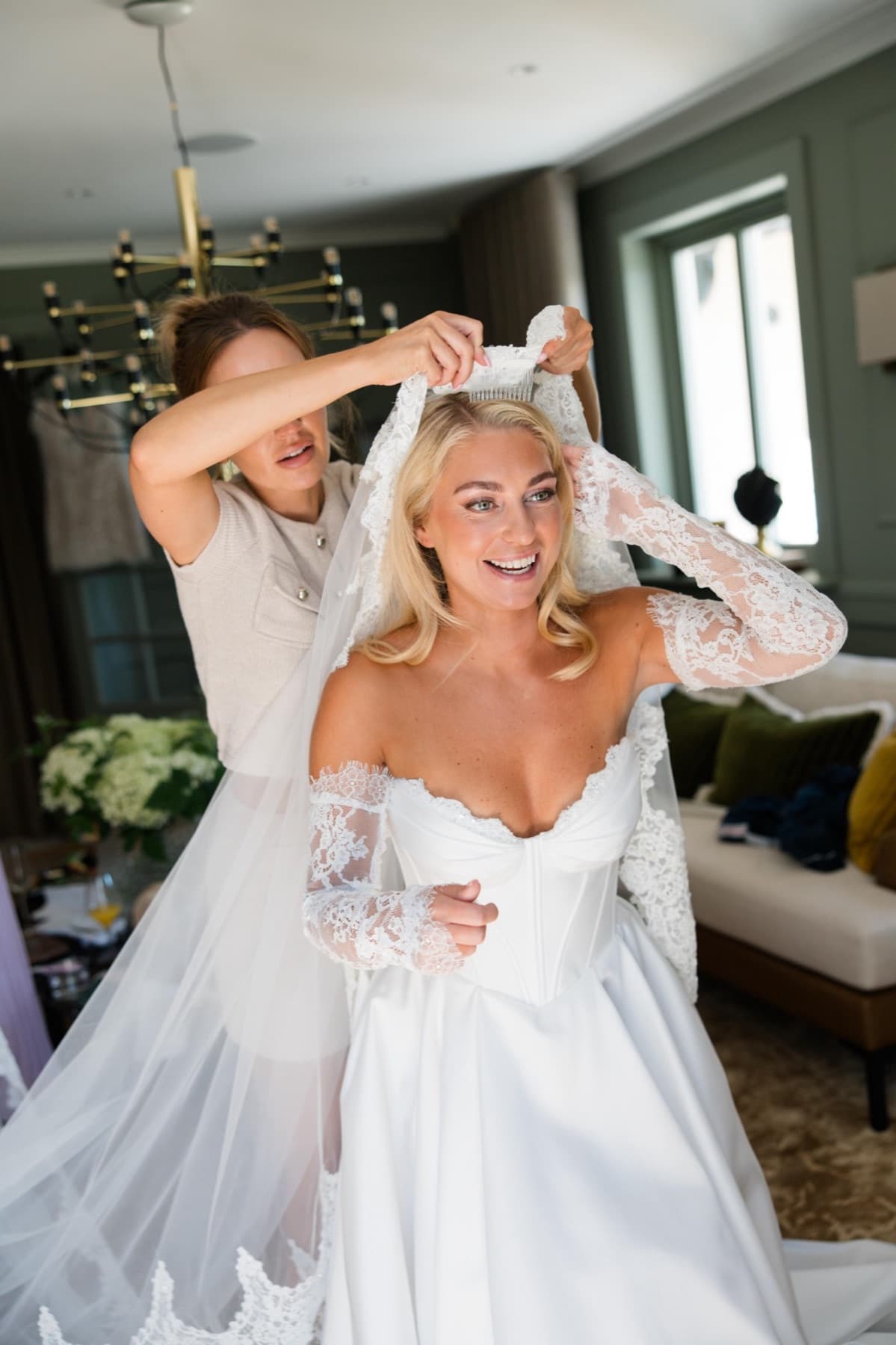 Camilla Edvinsson fäster slöjan på en skrattande brud