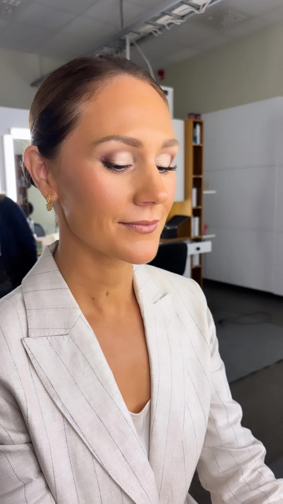 Skimrande ögonmakeup i champagne och plommon
