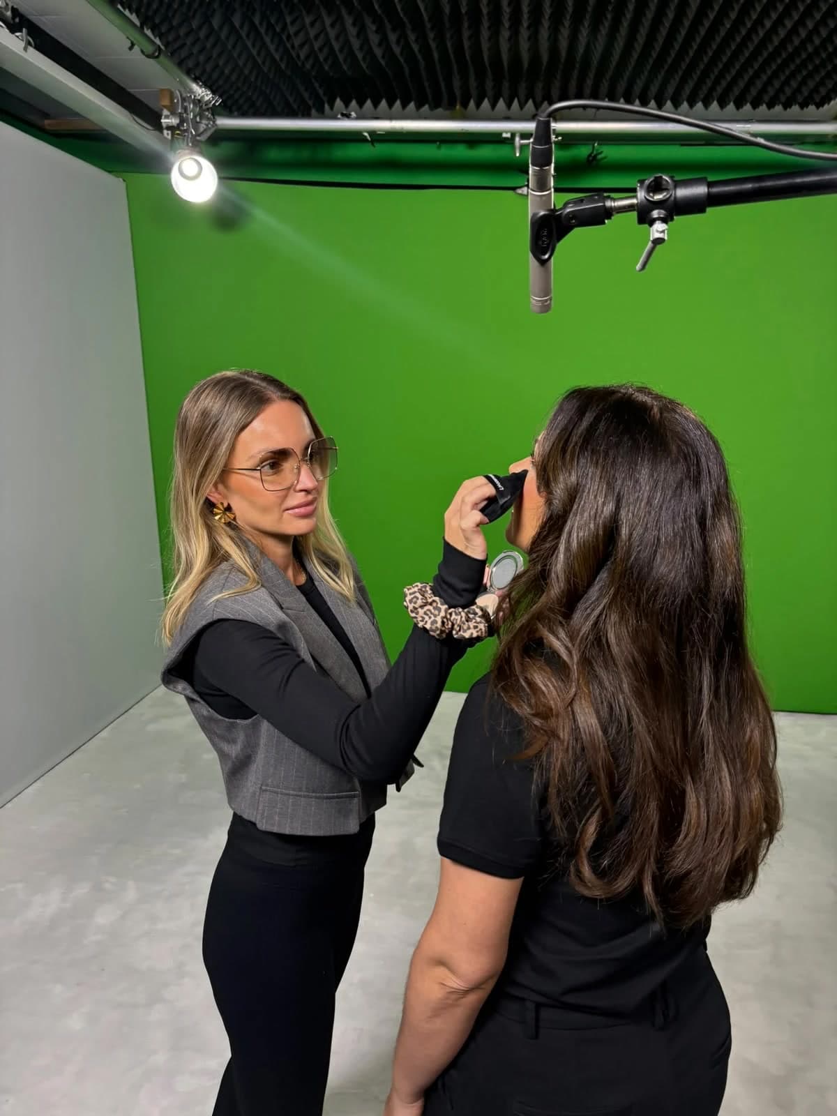 Touch-up framför greenscreen under inspelning