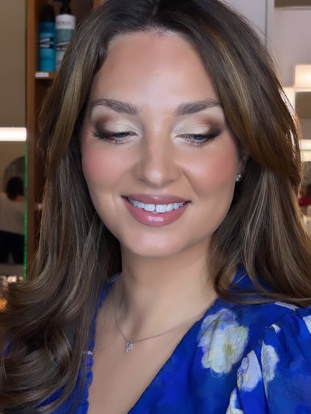 Närbild på skimrande ögonmakeup och glow