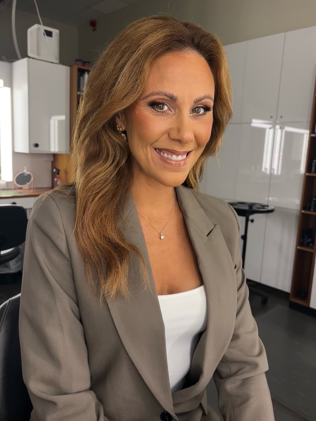 Glammig makeup och blåsta vågor